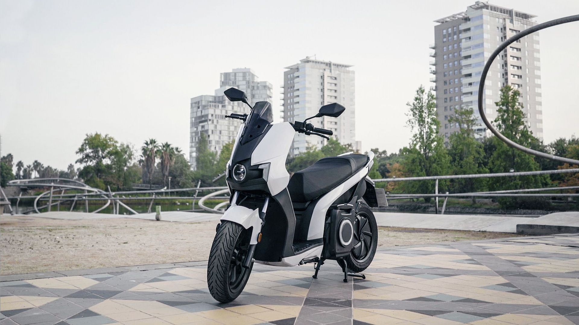 How to charge an electric motorbike