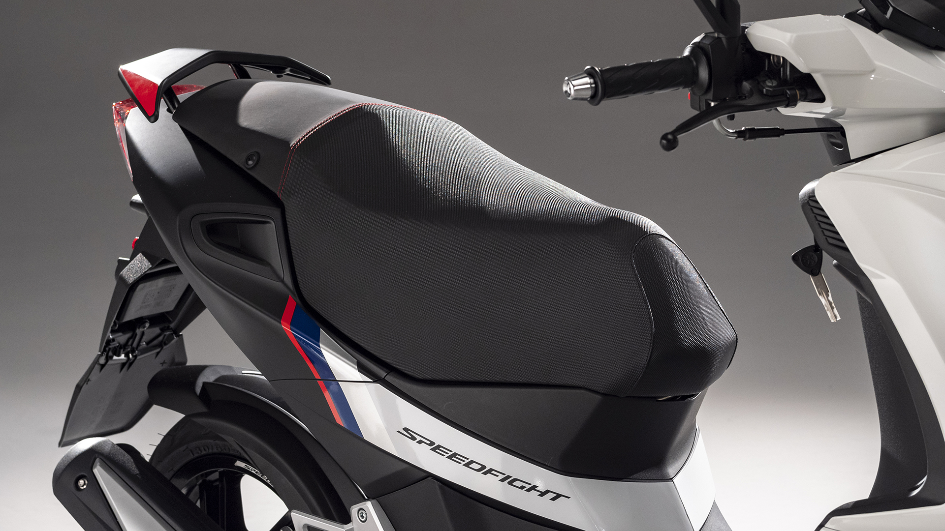 Morsetto Manubrio STR8 In Alluminio Fresato CNC Per Speedfight, Trekker, Vivacity – Bianco 50cc