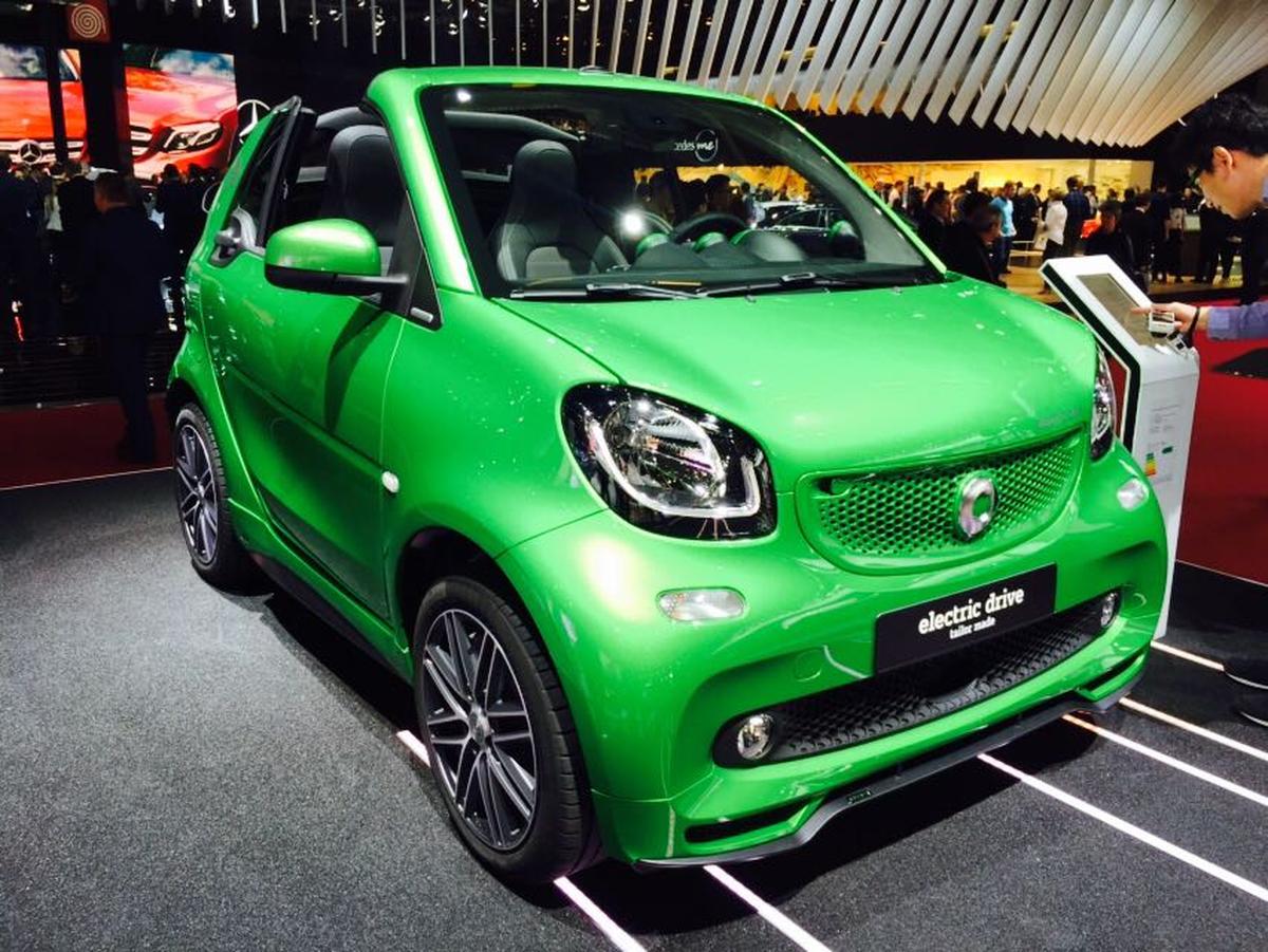 Smart ForTwo and ForFour Electric Drive plugging in to ...