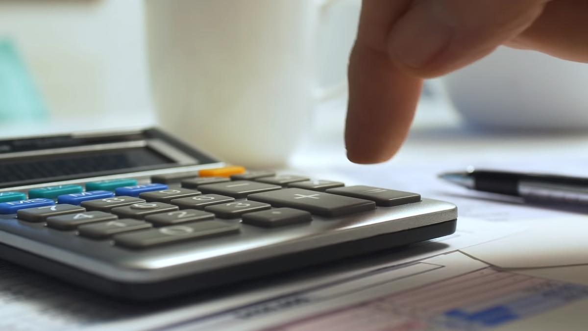 Manage your budget online Car buyer using a calculator for their online car budget