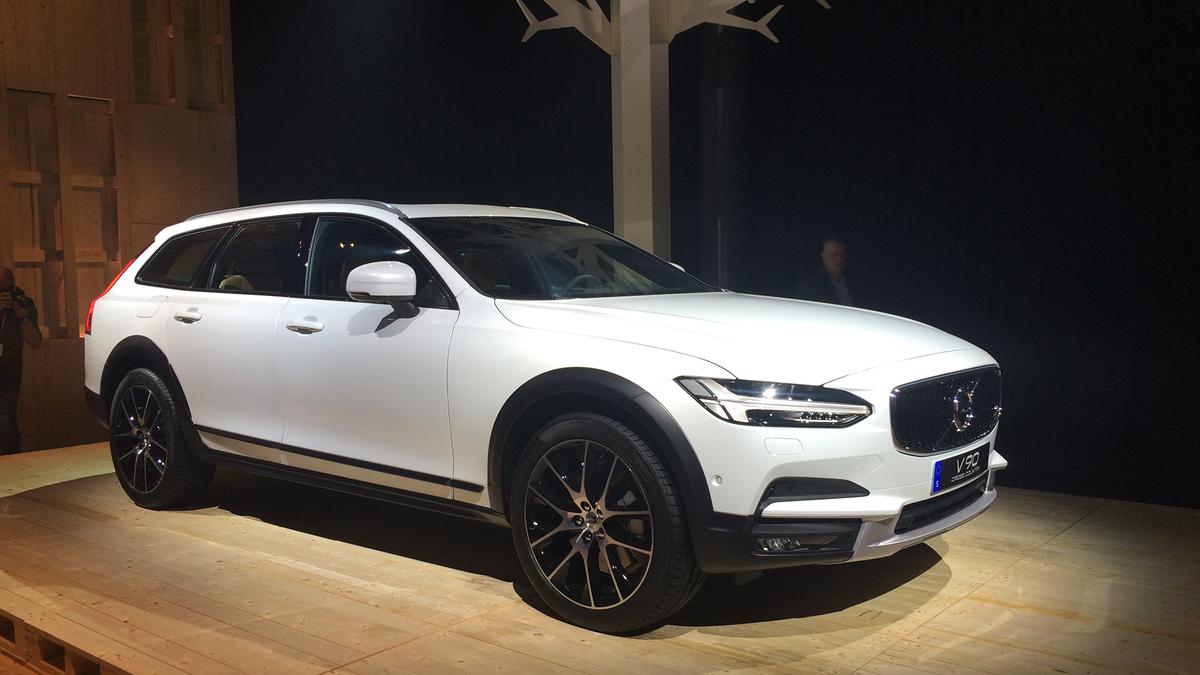 Volvo unveils all-new V90 Cross Country estate | Auto Trader UK