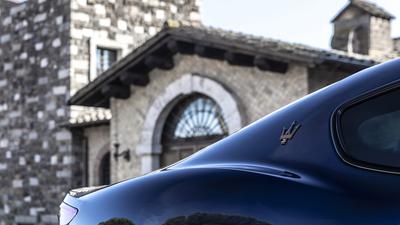 Blue Maserati GranTurismo Folgore trident logo