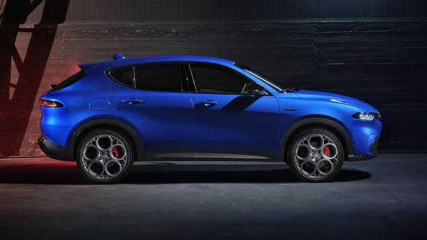 2022 Alfa Romeo Tonale in blue, studio shot, side view