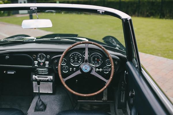 Aston Martin DB6 Volante interior