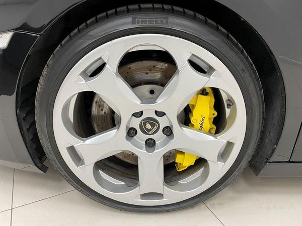 Wayne Rooney's Lamborghini Gallardo Spyder tire