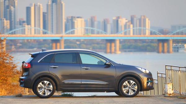 Kia e-Niro parked in front of a cityscape