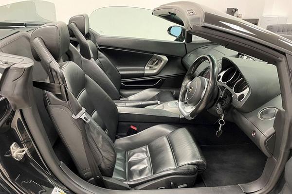 Lamborghini Gallardo Spyder interior front