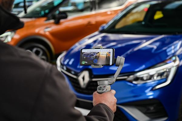 A dealer offers a live video viewing of their blue Renault