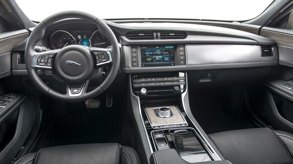 2015 Jaguar XF 2.0d 180 R-Sport