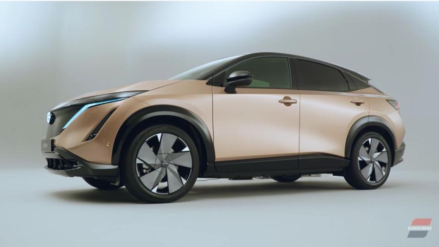 Champagne-colour Nissan Ariya Champagne-colour Nissan Ariya