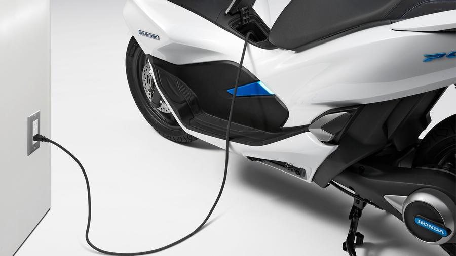 Honda Unviels Electric And Hybrid Versions Of Best Selling Pcx Scooter Auto Trader Uk Honda Unviels Electric And Hybrid Versions Of Best Selling Pcx Scooter Auto Trader Uk