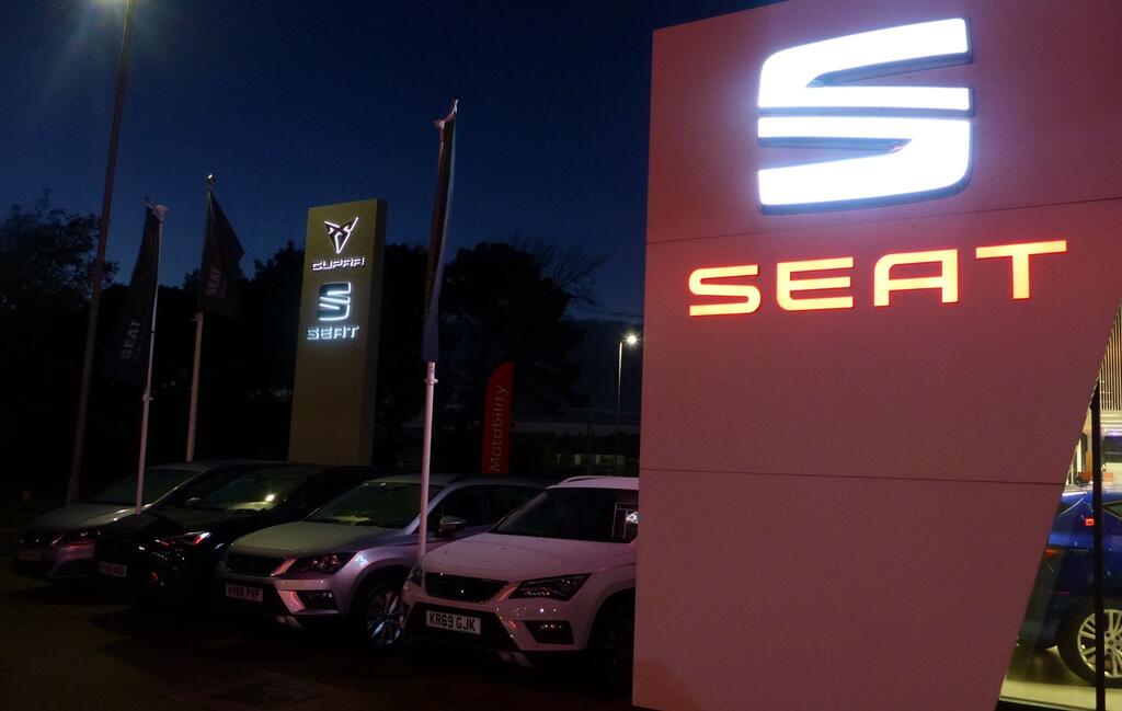 Snows SEAT Poole Car dealership in Poole AutoTrader