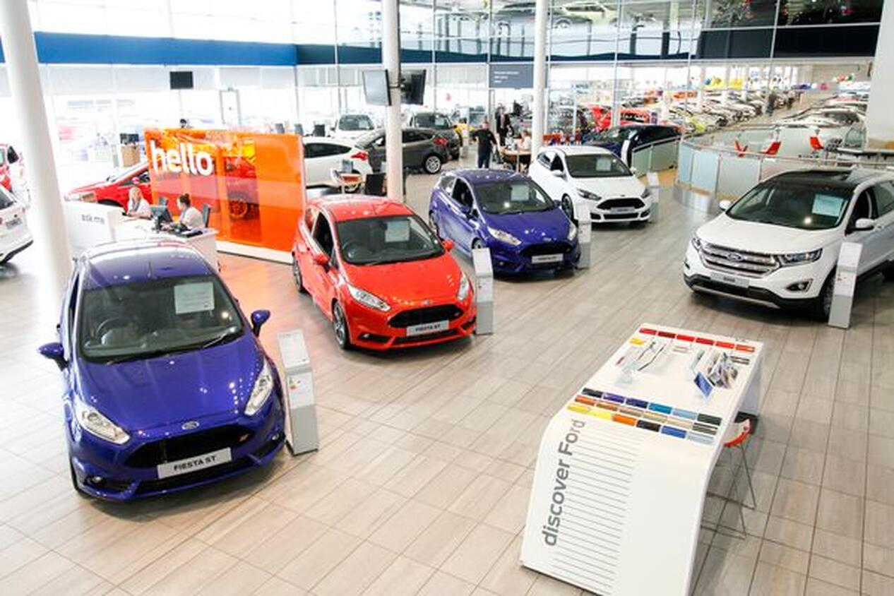 Arnold Clark Glasgow South Street Motorstore Car dealership in