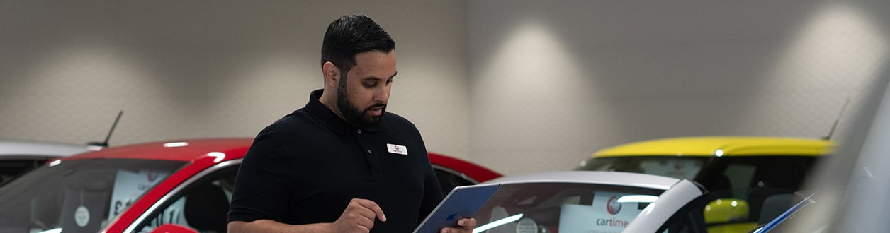 Autotrader's sourcing products put you in control Customer handing over car keys to a sales manager