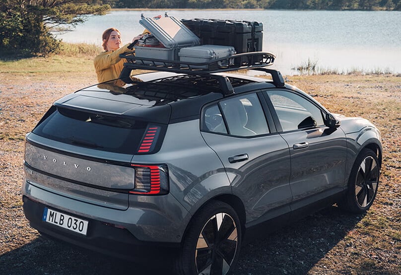 Women loading roof rack on Volvo EX30