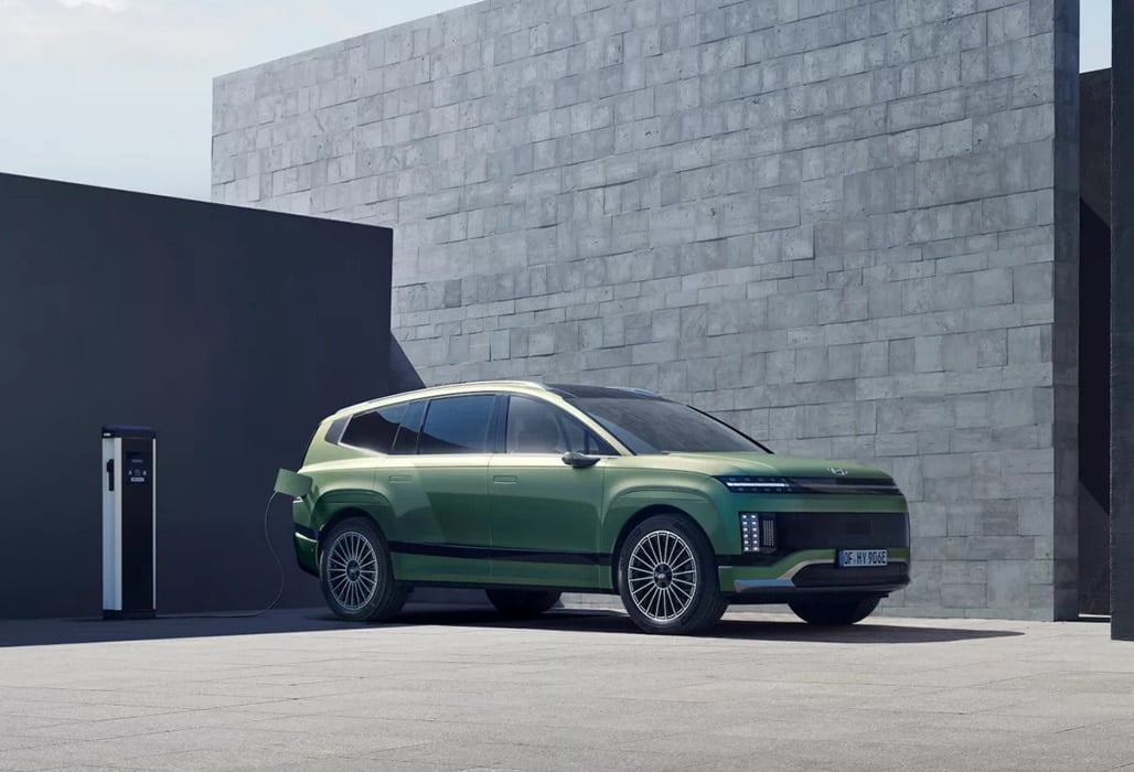 Green IONIQ 9 charging