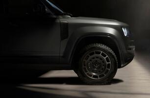 DEFENDER OCTA front wheel and bonnet