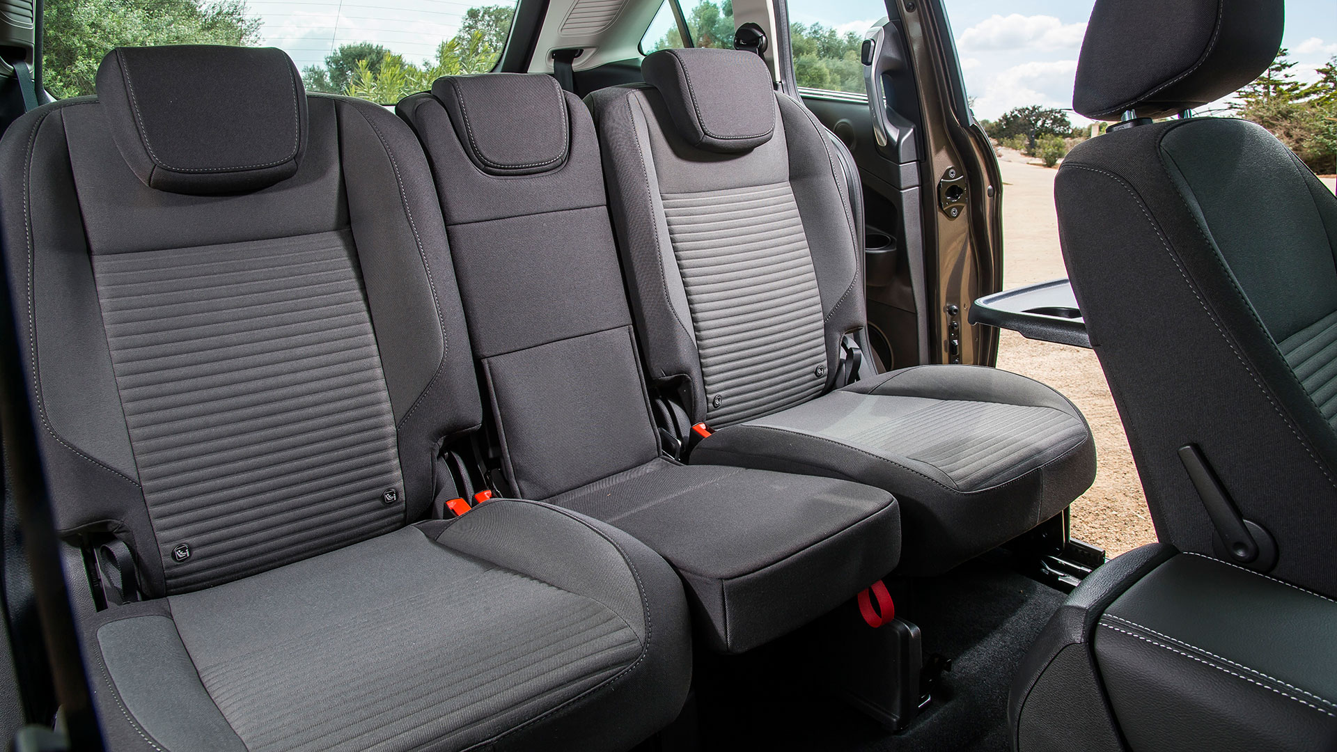 Ford Grand C Max Mpv 15 Review Autotrader Ford Grand C Max Mpv 15 Review Autotrader