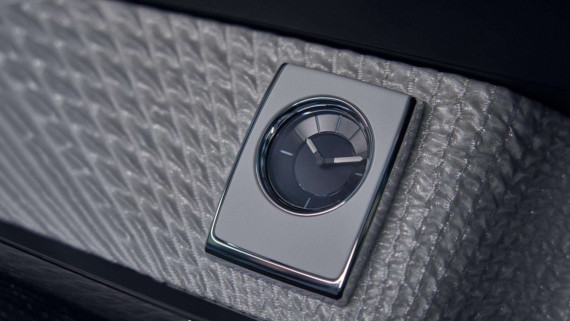 2018 RollsRoyce Phantom Revealed A 450000 Car With a BuiltIn Art  Gallery