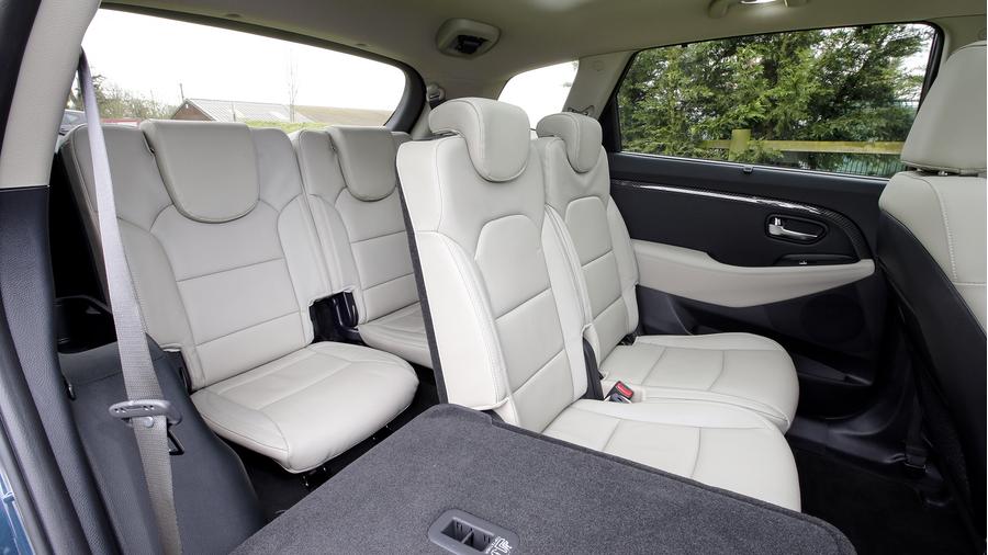 2016 Kia Carens practicality
