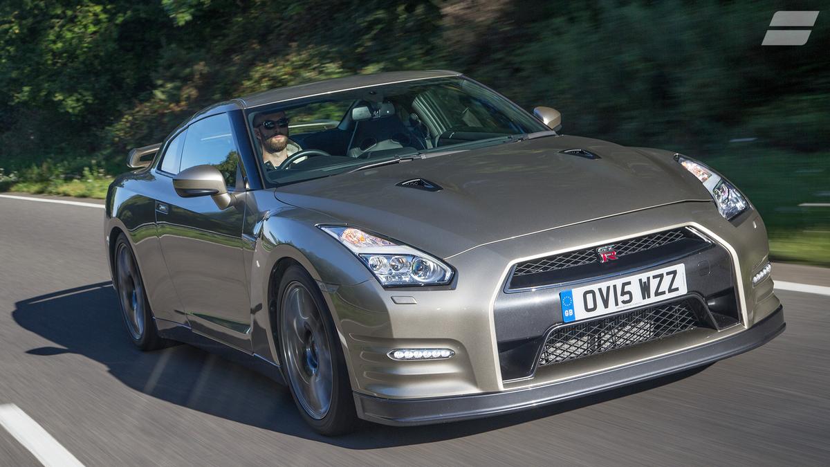 2015 Nissan GT-R front tracking
