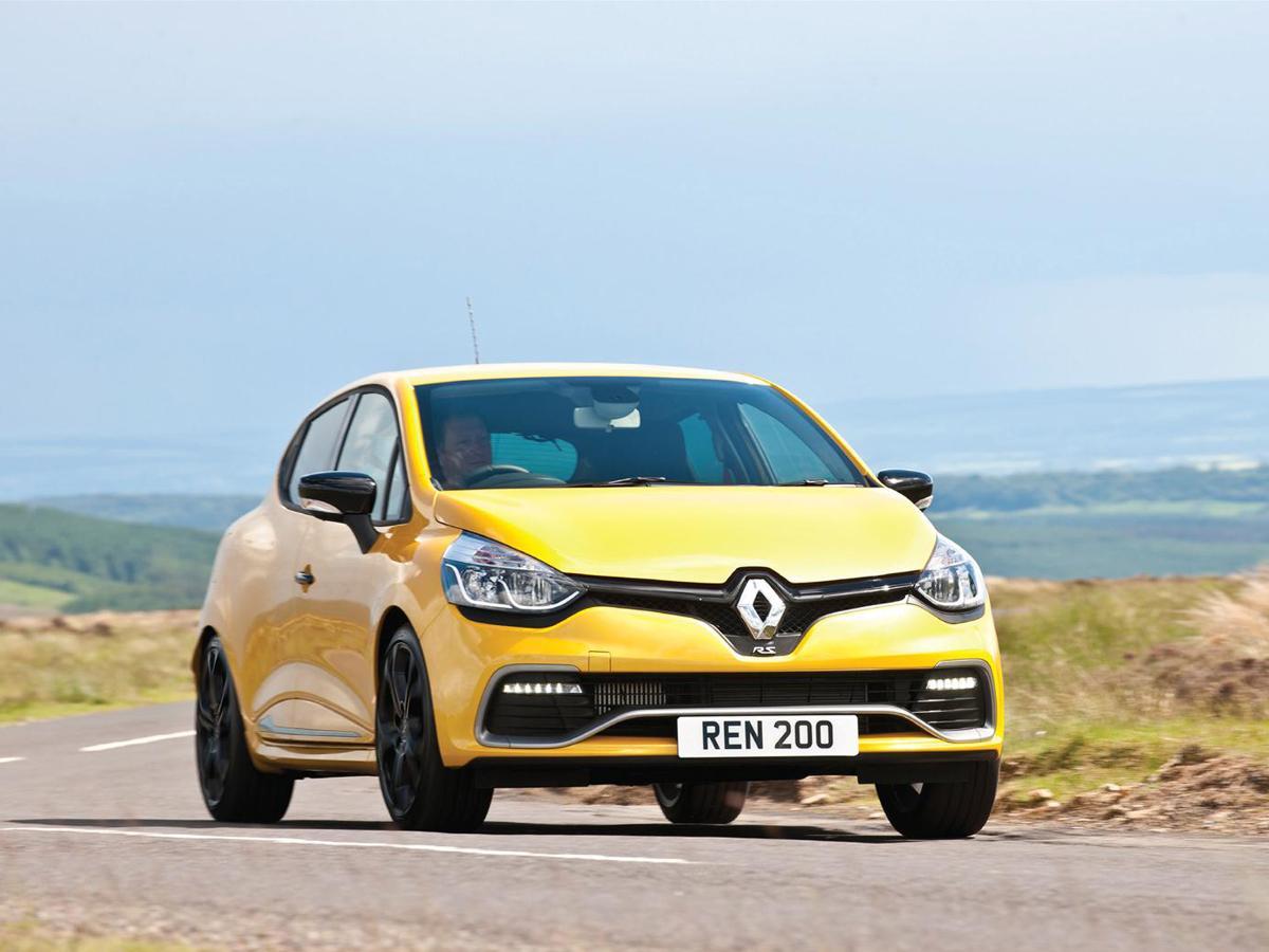 The Renaultsport Clio certainly looks distinctive when compared with the standard Clio Renault Clio RS200 front