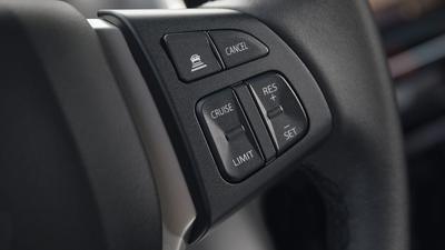 Suzuki Vitara wheel-mounted controls