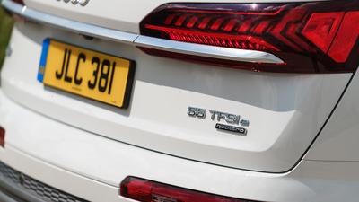 2019 Audi Q7 in white rear badge