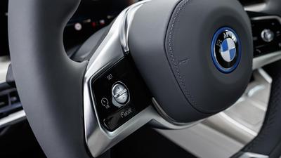 2022 BMW i7 steering wheel