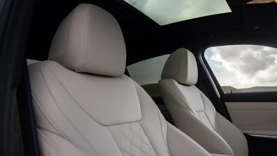 2022 BMW 3 Series saloon front seats