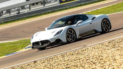 2022 Maserati MC20 on the track