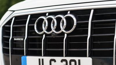 2019 Audi Q7 in white badge