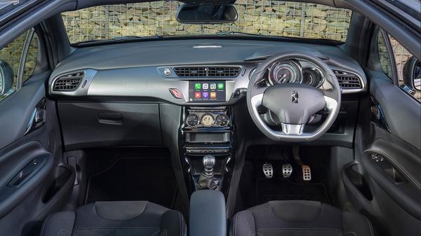 2016 DS 3 Cabrio interior
