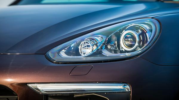 2015 Porsche Cayenne headlight