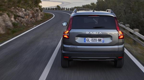 2023 Dacia Jogger Hybrid driving rear