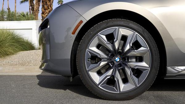 2022 BMW i7 wheel