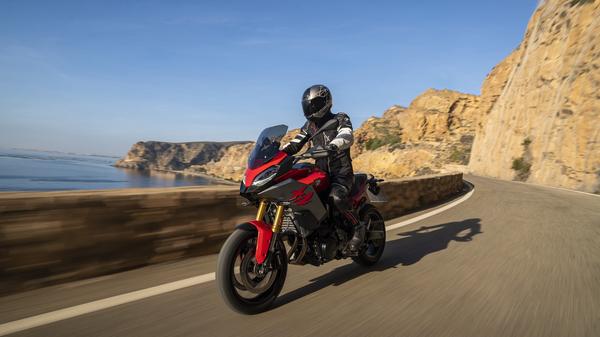 BMW F900 XR review 