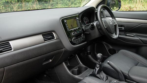 Mitsubishi Outlander interior