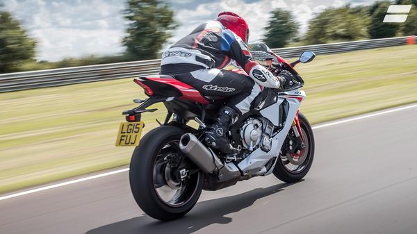 Yamaha YZF-R1 (2015 - ) expert review