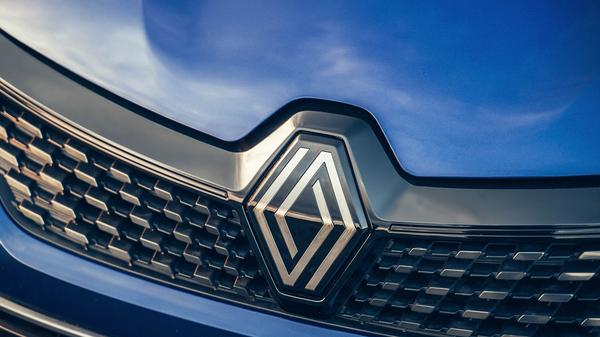 2023 Renault Clio blue front badge