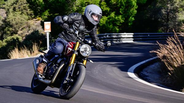 2024 Triumph Speed 400 cornering on country road