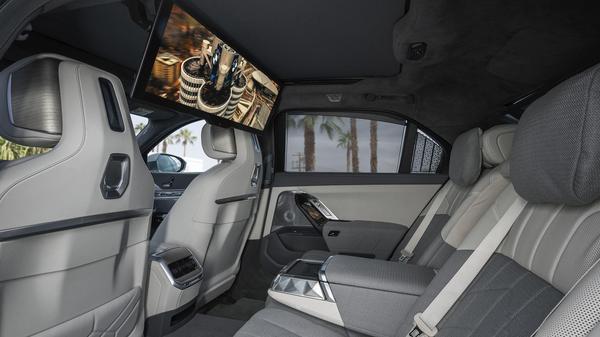 2022 BMW i7 interior