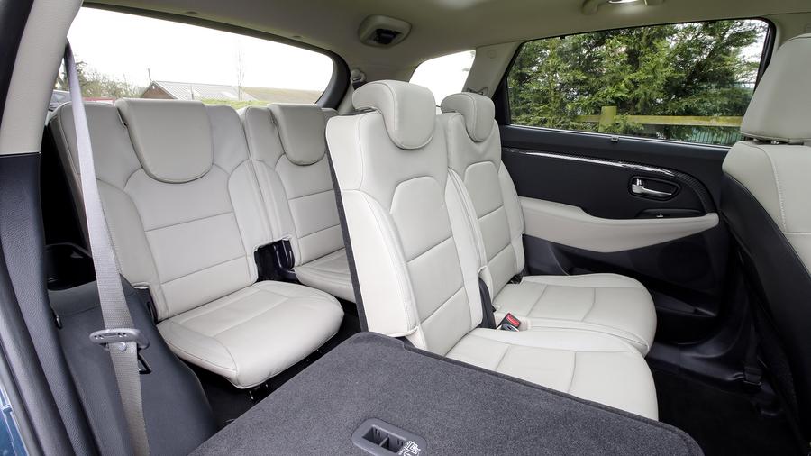kia carens isofix